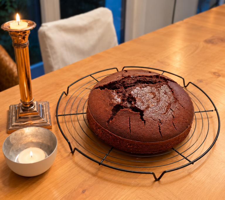 Cake de Coca-Cola y cacao recién horneado enfriándose sobre una rejilla