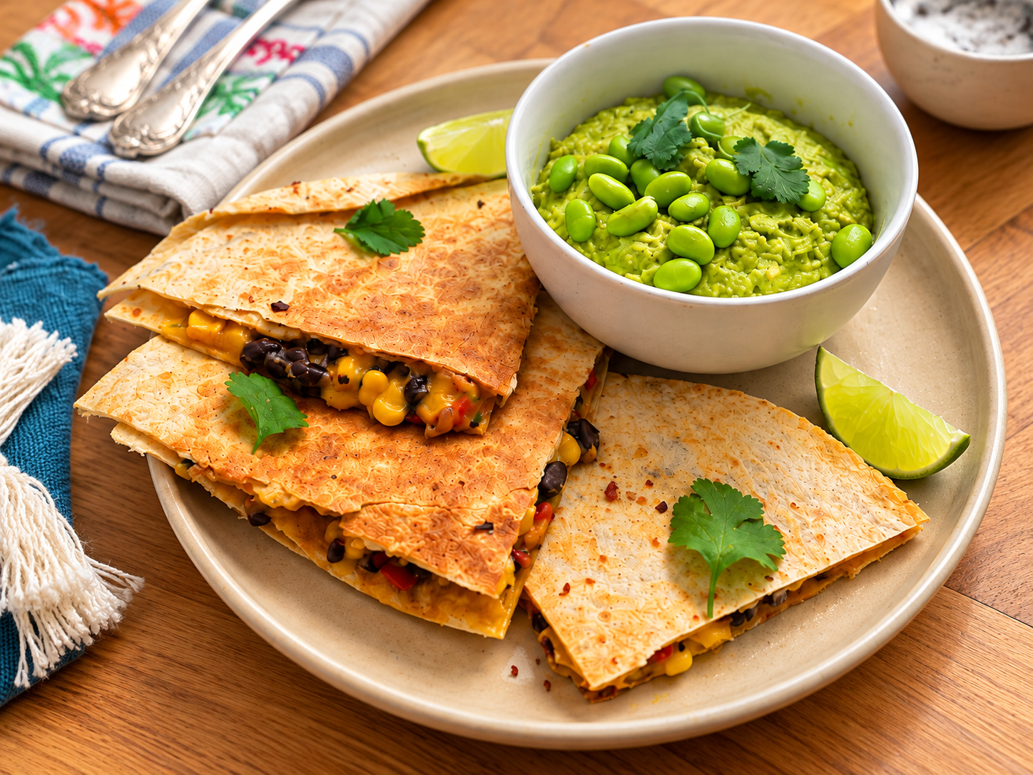 Quesadillas Tex-Mex de frijoles negros con crema de aguacate y edamame